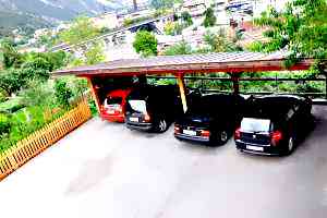 pension-can-landeck-parkplatz.jpg