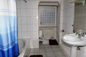 hamama-pension-dortmund-bathroom.jpg