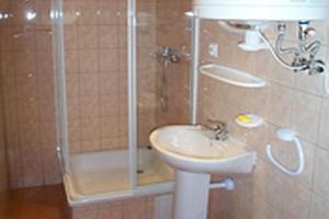 family-home-pension-krakow-bathroom.jpg